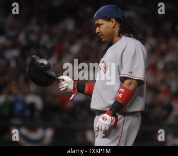 Boston Red Sox Manny Ramirez nimmt seinen Helm nach dem Knallen im 8. Inning gegen die Cleveland Indians während Spiel drei der American League Championship Series im Jacobs Field in Cleveland am 15. Oktober 2007. (UPI Foto/Kevin Dietsch) Stockfoto