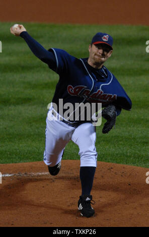 Cleveland Indians, die Krug Paul Byrd wirft gegen die Boston Red Sox im ersten Inning von Spiel vier der American League Championship Series im Jacobs Field in Cleveland am 16. Oktober 2007. (UPI Foto/Kevin Dietsch) Stockfoto