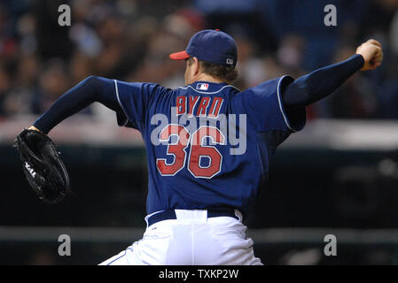 Cleveland Indians, die Krug Paul Byrd wirft gegen die Boston Red Sox, die während der fünften Inning von Spiel vier der American League Championship Series im Jacobs Field in Cleveland am 16. Oktober 2007. (UPI Foto/Kevin Dietsch) Stockfoto