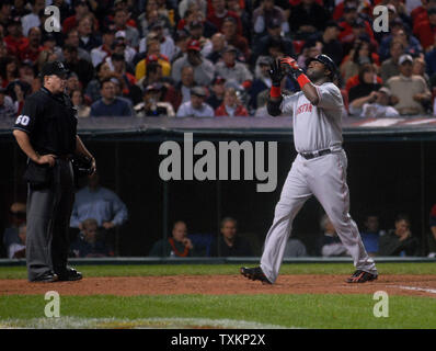 Boston Red Sox David Ortiz feiert, wie er über Home Ort aftter Anschluss für ein Haus, das in der sechsten Inning von Spiel vier der American League Championship Series im Jacobs Field in Cleveland am 16. Oktober 2007 kommt. (UPI Foto/Kevin Dietsch) Stockfoto