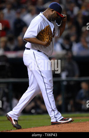 Cleveland Indians, die Krug Carsten Charles Sabathia seinen Weg macht Zurück auf den Damm in der tonhöhen gegen die Boston Red Sox, die während der fünften Inning von Spiel 5 der American League Championship Series im Jacobs Field in Cleveland am 18. Oktober 2007. (UPI Foto/Kevin Dietsch) Stockfoto