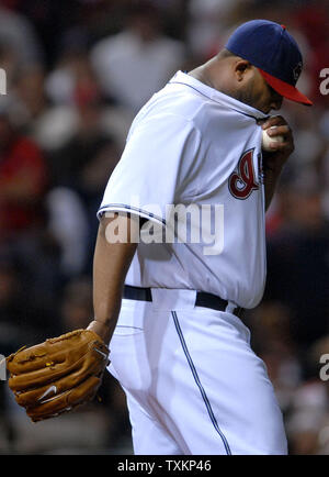 Cleveland Indians, die Krug Carsten Charles Sabathia seinen Weg macht Zurück auf den Damm in der tonhöhen gegen die Boston Red Sox, die während der fünften Inning von Spiel 5 der American League Championship Series im Jacobs Field in Cleveland am 18. Oktober 2007. (UPI Foto/Kevin Dietsch) Stockfoto