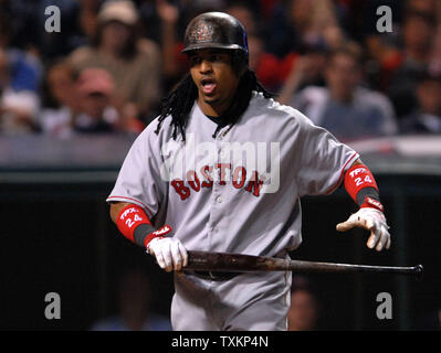 Boston Red Sox Manny Ramirez reagiert nach dem Markanten im siebten Inning gegen die Cleveland Indians während der American League Championship Series im Jacobs Field in Cleveland am 18. Oktober 2007. (UPI Foto/Kevin Dietsch) Stockfoto