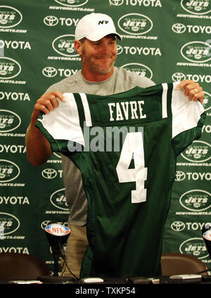 Brett Favre Adressen der Medien nach während einer Pressekonferenz am Cleveland Browns Stadium in Cleveland, Ohio zu den New York Jets aus der Green Bay Packers, die gehandelt werden, am 7. August 2008. (UPI Foto/Stephanie Krell) Stockfoto