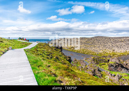 Snæfellsjökull, Island National Park mit hölzernen boardwalk Trail und Menschen von Djúpalónssandur Strand Hellnar Arnarstapi Stockfoto