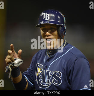 Tampa Bay Rays Yunel Escobar feiert ein Rbi zählenden Ben Zobrist im neunten Inning gegen die Cleveland Indians in der amerikanischen Liga Wildcard Spiel bei Progressive Field in Cleveland, Ohio am 2. Oktober 2013. Die Strahlen besiegt die Inder 4-0 Boston am Freitag zu Gesicht in Spiel 1 der ALDS. UPI/Brian Kersey Stockfoto