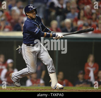 Tampa Bay Rays Yunel Escobar Hits ein Rbi zählenden Ben Zobrist im neunten Inning gegen die Cleveland Indians in der amerikanischen Liga Wildcard Spiel bei Progressive Field in Cleveland, Ohio am 2. Oktober 2013. Die Strahlen besiegt die Inder 4-0 Boston am Freitag zu Gesicht in Spiel 1 der ALDS. UPI/Brian Kersey Stockfoto