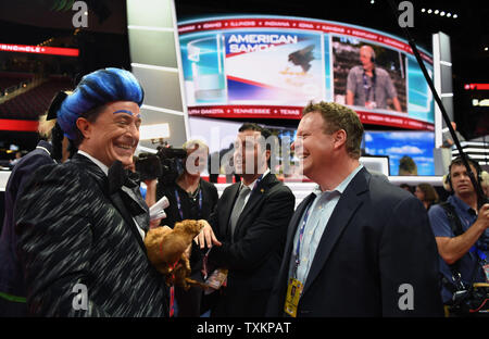 Stephen Colbert, der das Ende der Show auf CBS TV, teilt ein Lachen, als er zeichnet einen Sketch für seine Show auf dem Boden der Republican National Convention in der Quicken Loans Arena in Cleveland, Ohio am 17. Juli 2016. Der Konvent beginnt am Montag, dem 18. Juli und läuft bis 19. Juli, und es wird erwartet, dass Donald Trump für Präsident der Vereinigten Staaten zu benennen. Foto von Pat Benic/UPI Stockfoto