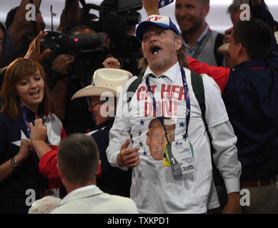 Ein Delegierter singt zusammen mit der Musik an der Republican National Convention in Quicken Loans Arena in Cleveland, Ohio am 18. Juli 2016. Donald Trump wird formal akzeptieren Nominierung der Republikanischen Partei für das Amt des Präsidenten in der Nacht zum Donnerstag 21. Juli. Foto von Pat Benic/UPI Stockfoto