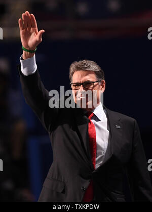 Der ehemalige Gouverneur von Texas Rick Perry, Wellen, bevor Sie am Abend von Tag eins an der Republican National Convention in Quicken Loans Arena in Cleveland, Ohio am 18. Juli 2016. Donald Trump wird formal akzeptieren Nominierung der Republikanischen Partei für das Amt des Präsidenten in der Nacht zum Donnerstag 21. Juli. Foto von Pat Benic/UPI Stockfoto