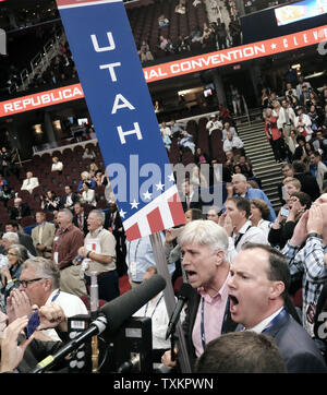 Utah delegierten Vorsitzenden Phil Wright (R) Senator Mike Lee (C) Rufen für die Anerkennung von der Lehrstuhl an der Republican National Convention in Quicken Loans Arena in Cleveland, Ohio am 18. Juli 2016. Donald Trump wird formal akzeptieren Nominierung der Republikanischen Partei für das Amt des Präsidenten in der Nacht zum Donnerstag 21. Juli. Foto von Pete Marovich/UPI Stockfoto