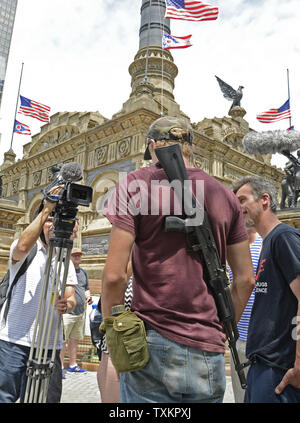 Jesse Gonzales, Lakewood, Ohio Gespräche zu den Reportern mit einem Sturmgewehr umschlungen auf seinem Rücken auf dem öffentlichen Platz an der Republican National Convention in Quicken Loans Arena in Cleveland, Ohio am 18. Juli 2016. Donald Trump wird formal akzeptieren Nominierung der Republikanischen Partei als Präsident in der Nacht zum Donnerstag 21. Juli. Foto von Mike Theiler/UPI Stockfoto