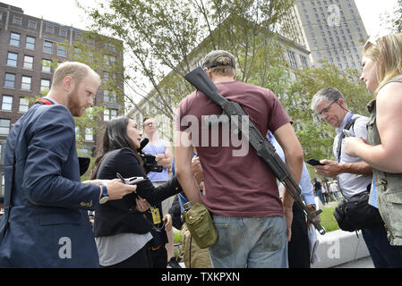 Jesse Gonzales, Lakewood, Ohio Gespräche zu den Reportern mit einem Sturmgewehr umschlungen auf seinem Rücken auf dem öffentlichen Platz an der Republican National Convention in Quicken Loans Arena in Cleveland, Ohio am 18. Juli 2016. Donald Trump wird formal akzeptieren Nominierung der Republikanischen Partei als Präsident in der Nacht zum Donnerstag 21. Juli. Foto von Mike Theiler/UPI Stockfoto