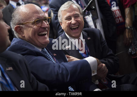 Der ehemalige New Yorker Bürgermeister Rudy Guiliani teilt ein Lachen bei der Republican National Convention in Quicken Loans Arena in Cleveland, Ohio am 19. Juli 2016. Donald Trump wird formal akzeptieren Nominierung der Republikanischen Partei für das Amt des Präsidenten in der Nacht zum Donnerstag 21. Juli. Foto von Kevin Dietsch/UPI Stockfoto