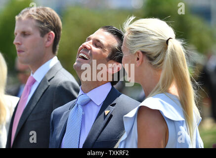 Donald Trump Jr (C) Lacht neben seiner Frau Vanessa (R) und Bruder Eric, wie sie für ihren Vater republikanischen Präsidentschaftskandidaten Donald Trump für den dritten Tag der Republican National Convention, in Cleveland am 20. Juli 2016 zu warten. Foto von Kevin Dietsch/UPI Stockfoto