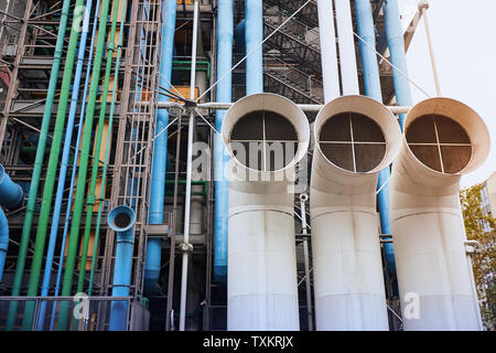 PARIS, Frankreich, 24. Oktober, 2017: Kommunikation und Belüftung Leitungen außerhalb des Centre Georges Pompidou. Stockfoto