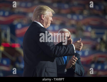 GOP Präsidentschaftskandidaten Donald Trump gibt Daumen hoch für seinen Vizepräsidenten Wahl Mike Pence (R) an der Republican National Convention in Quicken Loans Arena in Cleveland, Ohio am 20. Juli 2016. Donald Trump wird formal akzeptieren Nominierung der Republikanischen Partei für das Amt des Präsidenten in der Nacht zum Donnerstag 21. Juli. Foto von Pete Marovich/UPI Stockfoto