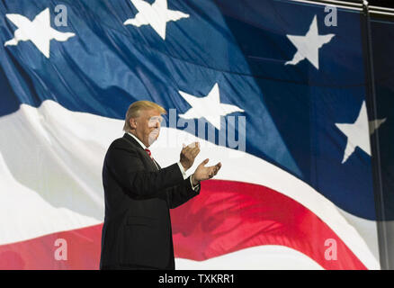 GOP Präsidentschaftskandidaten Donald Trump auf der Bühne erscheint seine vice-presidential Wahl gratulieren, Mike Pence, nachdem seine Dankesrede bei der Republican National Convention in Quicken Loans Arena in Cleveland, Ohio am 20. Juli 2016. Donald Trump wird formal akzeptieren Nominierung der Republikanischen Partei für das Amt des Präsidenten in der Nacht zum Donnerstag 21. Juli. Foto von Molly Riley/UPI Stockfoto