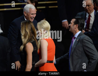 Vizepräsidentenanwärter Mike Pence (C) plaudert mit Donald Trump jr. in der Konvention, die am letzten Tag der Republican National Convention in Quicken Loans Arena in Cleveland, Ohio am 21. Juli 2016. Donald Trump wird formal akzeptieren Nominierung der Republikanischen Partei für das Amt des Präsidenten heute Abend. Foto von Pat Benic/UPI Stockfoto