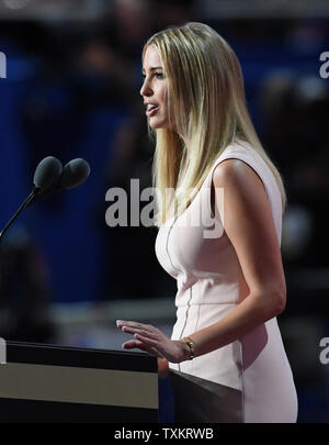 Donald Trump Tochter Ivanka Trump stellt ihr Vater am letzten Tag der Republican National Convention in Quicken Loans Arena in Cleveland, Ohio am 21. Juli 2016. Donald Trump wird formal akzeptieren Nominierung der Republikanischen Partei für das Amt des Präsidenten heute Abend. Foto von Pat Benic/UPI Stockfoto