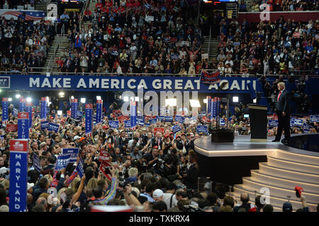 Donald Trump steht vor einem prasselnden Übereinkommen vor Annahme der republikanische Nominierung für das Amt des Präsidenten am letzten Tag der Republican National Convention in Quicken Loans Arena in Cleveland, Ohio am 21. Juli 2016. Foto von Pat Benic/UPI Stockfoto