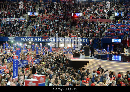 Donald Trump steht vor einem prasselnden Übereinkommen vor Annahme der republikanische Nominierung für das Amt des Präsidenten am letzten Tag der Republican National Convention in Quicken Loans Arena in Cleveland, Ohio am 21. Juli 2016. Foto von Pat Benic/UPI Stockfoto