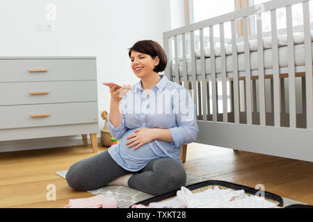 Schwangere Frau Packsack für Mutterschaft Krankenhaus Stockfoto