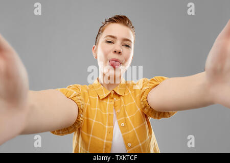 Rothaarige Teenager unter selfie mit Zunge Stockfoto
