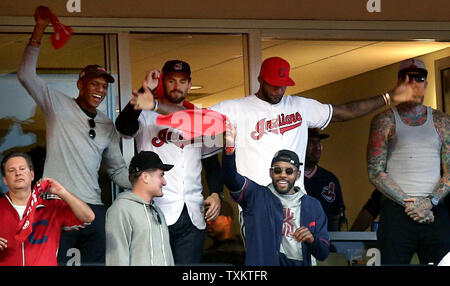 Cleveland Kavaliere einschließlich LeBron James (2. R, hinten) und Kyrie Irving (R, vorne) helfen, die Cleveland Indians feiern 2-0 über die Toronto Blue Jays gewinnen in Spiel 2 der American League Championship Series am progressiven Feld in Cleveland, Ohio am 15. Oktober 2016. Foto von Aaron Josefczyk/UPI Stockfoto