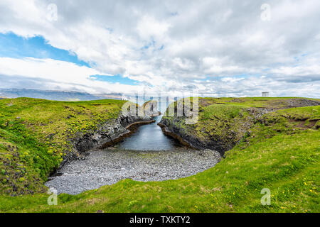 Snæfellsjökull, Island Querformat von felsigen Klippen in Hellnar National park Snaefellsnes Halbinsel mit Blick auf das Meer im Sommer Stockfoto