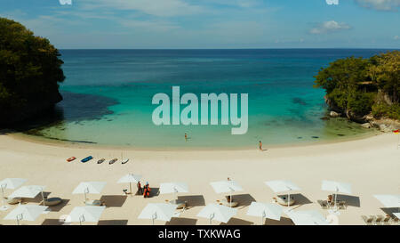 Tropischer Strand mit Sonnenliegen in der Nähe der Lagune mit türkisblauem Wasser Boracay, Philippinen, Luftbild. Meereslandschaft mit Strand auf der tropischen Insel. Sommer und Reisen Urlaub Konzept. Stockfoto