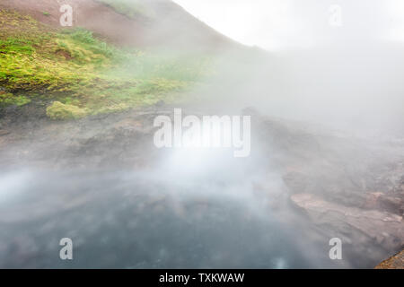 Nahaufnahme von Dampf Geysir in Deildartunguhver heiße Quellen in Island mit langen Belichtungszeiten bewölkt Nebel Nebel aus der Höhle kochendes Wasser Dampf Stockfoto