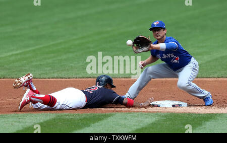 Cleveland Indians Francisco Lindor taucht Zurück zur zweiten Base sicher wie Toronto Blue Jays Kevin Säule umfasst im ersten Inning von einem Spiel im Progressive Field in Cleveland, Ohio am 23. Juli 2017. Foto von Aaron Josefczyk/UPI Stockfoto