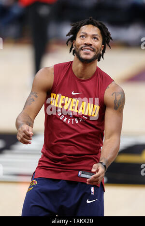 Cleveland Kavaliere' Derrick Rose lächelt als er schießt vor der Kavaliere Spiel gegen die Chicago Bulls an Quicken Loans Arena in Cleveland am 21. Dezember 2017. Foto von Aaron Josefczyk/UPI Stockfoto