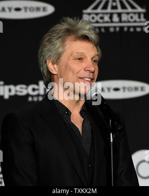 Jon Bon Jovi spricht hinter der Bühne auf der 33. jährlichen Rock and Roll Hall of Fame induction Zeremonien bei öffentlichen Halle am 14. April in Cleveland, Ohio 2018. Bon Jovi, die Autos und vier mal nominiert, darunter Nina Simone, wird Samstag Nacht als die 2018 Rock and Roll Hall of Fame Klasse eingesetzt werden. Foto von Scott McKinney/UPI Stockfoto