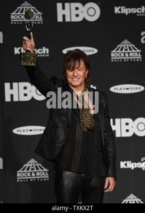 Richie Sambora von Bon Jovi Posen für Fotos auf der 33. jährlichen Rock and Roll Hall of Fame induction Zeremonien bei öffentlichen Halle am 14. April in Cleveland, Ohio 2018. Bon Jovi, die Autos und vier mal nominiert, darunter Nina Simone, wird Samstag Nacht als die 2018 Rock and Roll Hall of Fame Klasse eingesetzt werden. Foto von Scott McKinney/UPI Stockfoto