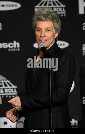 Jon Bon Jovi spricht hinter der Bühne auf der 33. jährlichen Rock and Roll Hall of Fame induction Zeremonien bei öffentlichen Halle am 14. April in Cleveland, Ohio 2018. Bon Jovi, die Autos und vier mal nominiert, darunter Nina Simone, wird Samstag Nacht als die 2018 Rock and Roll Hall of Fame Klasse eingesetzt werden. Foto von Scott McKinney/UPI Stockfoto