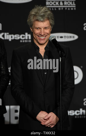 Jon Bon Jovi spricht hinter der Bühne auf der 33. jährlichen Rock and Roll Hall of Fame induction Zeremonien bei öffentlichen Halle am 14. April in Cleveland, Ohio 2018. Bon Jovi, die Autos und vier mal nominiert, darunter Nina Simone, wird Samstag Nacht als die 2018 Rock and Roll Hall of Fame Klasse eingesetzt werden. Foto von Scott McKinney/UPI Stockfoto