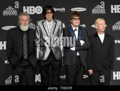 Die Mitglieder der Gruppe Autos für ein Foto back stage Pose auf der 33. jährlichen Rock and Roll Hall of Fame induction Zeremonien bei öffentlichen Halle am 14. April in Cleveland, Ohio 2018. Bon Jovi, die Autos und vier mal nominiert, darunter Nina Simone, wird Samstag Nacht als die 2018 Rock and Roll Hall of Fame Klasse eingesetzt werden. Foto von Scott McKinney/UPI Stockfoto