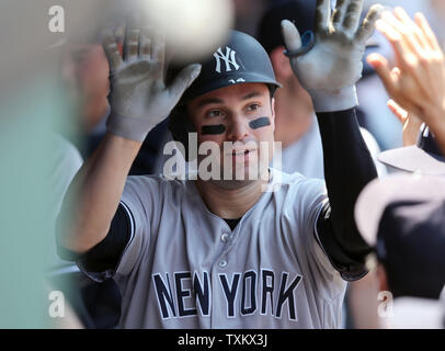 New York Yankees Neil Walker erhält High Fives in der heraus, nachdem er einen solo Home Run im vierten Inning gegen die Cleveland Indians am progressiven Feld in Cleveland, Ohio am 15. Juli 2018 gegraben. Foto von Aaron Josefczyk/UPI Stockfoto