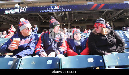 Cleveland Indians fans sitzen in ihre Sitze, die versuchen, in den 30 Grad Luft- Temperaturen warm zu halten, während Sie warten, um für den Start der Home öffnung Spiel gegen die Chicago White Sox in Cleveland OH April 1, 2019. Foto von Aaron Josefczyk/UPI Stockfoto