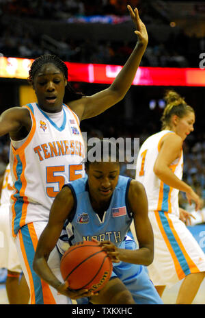 Tennessee Dame Vols Nicky Anosike (55) versucht, North Carolina Tar Heels LaToya Pringle aus eine Aufnahme im zweiten Quartal letzten Vier Halbfinale der NCAA Frauen zu blockieren - Finale der Quicken Loans Arena in Cleveland in Ohio, April 1, 2007. (UPI Foto/Stephanie Krell) Stockfoto