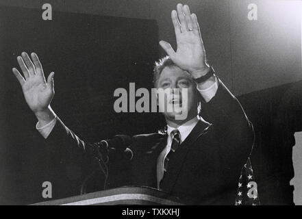 Demokratische Präsidentschaftskandidat Arkansas reg. Bill Clinton Kampagnen in Chicago am 10. März 1992, nachdem er die Florida, Tennessee, Louisiana und Oklahoma Super Tuesday Vorwahlen gewonnen. UPI/Hank DeGeorge Stockfoto