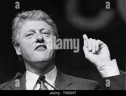 Demokratische Präsidentschaftskandidat Arkansas reg. Bill Clinton spricht an der Texas Demokratischen Konvent treffen in Houston, Texas am 5. Juni 1992. UPI/Bruno Torres Stockfoto