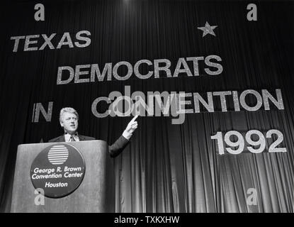 Demokratische Präsidentschaftskandidat Arkansas reg. Bill Clinton spricht an der Texas Demokratischen Konvent treffen in Houston, Texas am 5. Juni 1992. UPI/Bruno Torres Stockfoto