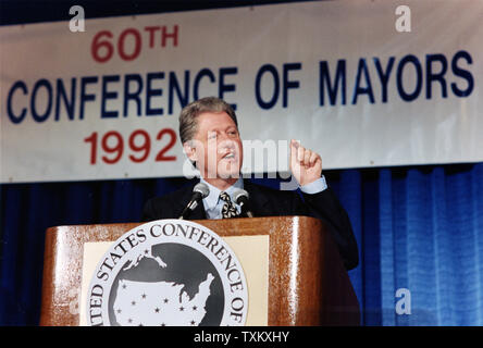 Demokratische Präsidentschaftskandidat Arkansas reg. Bill Clinton erläutert seine wirtschaftlichen Plan, Amerika auf der Sitzung der US-Konferenz der Bürgermeister in Houston, Texas am 22. Juni 1992 wieder aufzubauen. UPI/Bruno Torres Stockfoto
