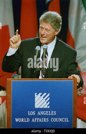 Demokratische Präsidentschaftskandidat Arkansas reg. Bill Clinton erläutert seine Außenpolitik Vorschlag, wie er für die Mitglieder des Los Angeles World Rat spricht am 13. August 1992 in Los Angeles. UPI/Casey Luksch Stockfoto