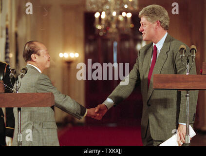 Us-Präsident Bill Clinton schüttelt Hände mit japanischen Premierminister Kiichi Miyazawa (L), nachdem sie auf einer gemeinsamen Pressekonferenz im Weißen Haus in Washington am 16. April 1993 sprach. UPI Stockfoto