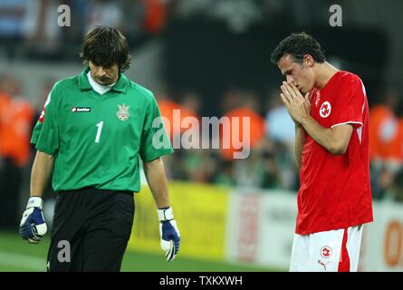 Der Schweizer Marco Streller sieht niedergeschlagen, nachdem seine Strafe durch die Ukraine Torwart Alexander Schowkowski während der Knock-out-Gruppenspiel der FIFA Fußball-Weltmeisterschaft 2006 in Köln, Deutschland, am 26. Juni 2006 gespeichert haben. Ukraine beseitigt die Schweiz von der Konkurrenz mit 3-0 gewinnen. (UPI Foto/Christian Brunskill) Stockfoto