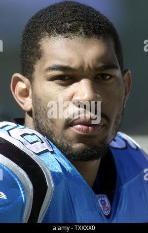 Julius Peppers, defensive end für die Carolina Panthers, auf der Bank vor der Partie gegen die Tennessee Titans bei Ericsson Stadion in Charlotte, N.C. am Okt. 19, 2003 starten. (UPI/Nell Redmond) Stockfoto